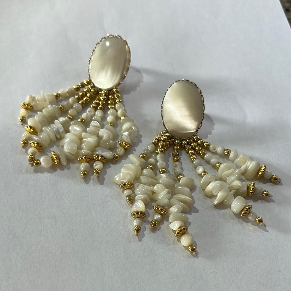 Vintage gold-tone chandelier earring.